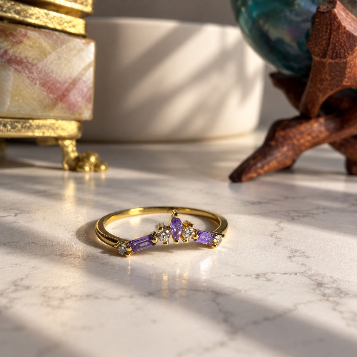 Δαχτυλίδι με αμέθυστο marquise και baguette σε flat lay — Celestial Steel