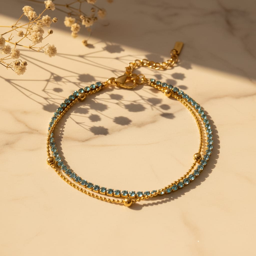 Διπλό βραχιόλι riviera τιρκουάζ ζιργκόν και ball chain, χρυσό ανοξείδωτο ατσάλι, flat lay σε μάρμαρο — Celestial Steel