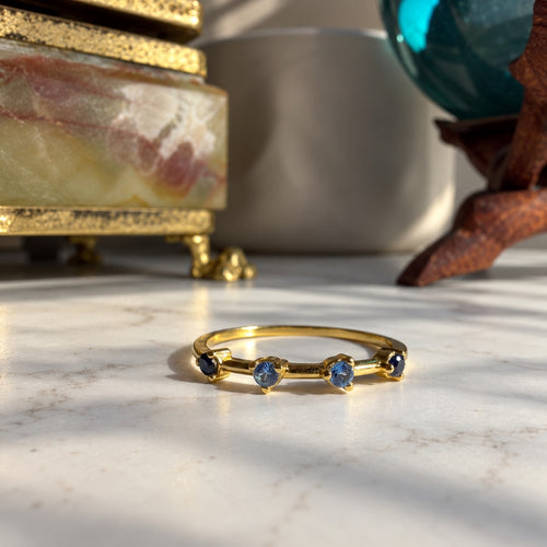 Δαχτυλίδι eternity με Blue Spinel σε χέρι — Celestial Steel