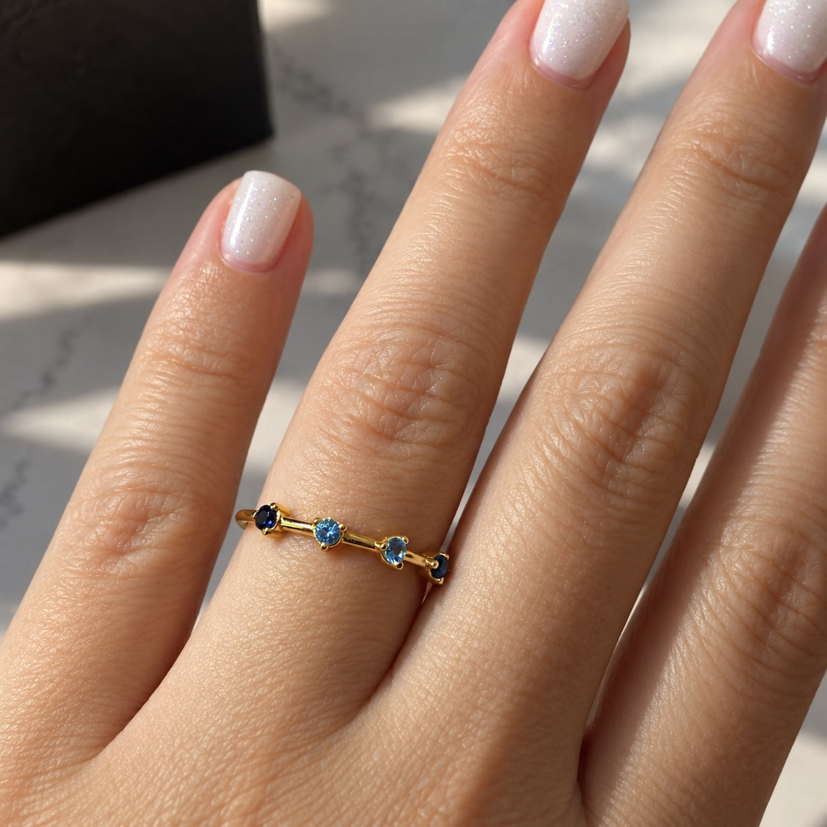 Δαχτυλίδι eternity με Blue Spinel, flat lay κοντινή — Celestial Steel