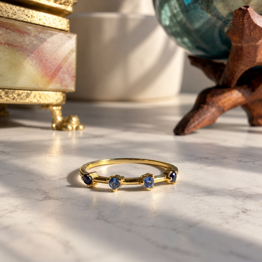 Δαχτυλίδι eternity με Blue Spinel, κοντινή λήψη πετρών — Celestial Steel