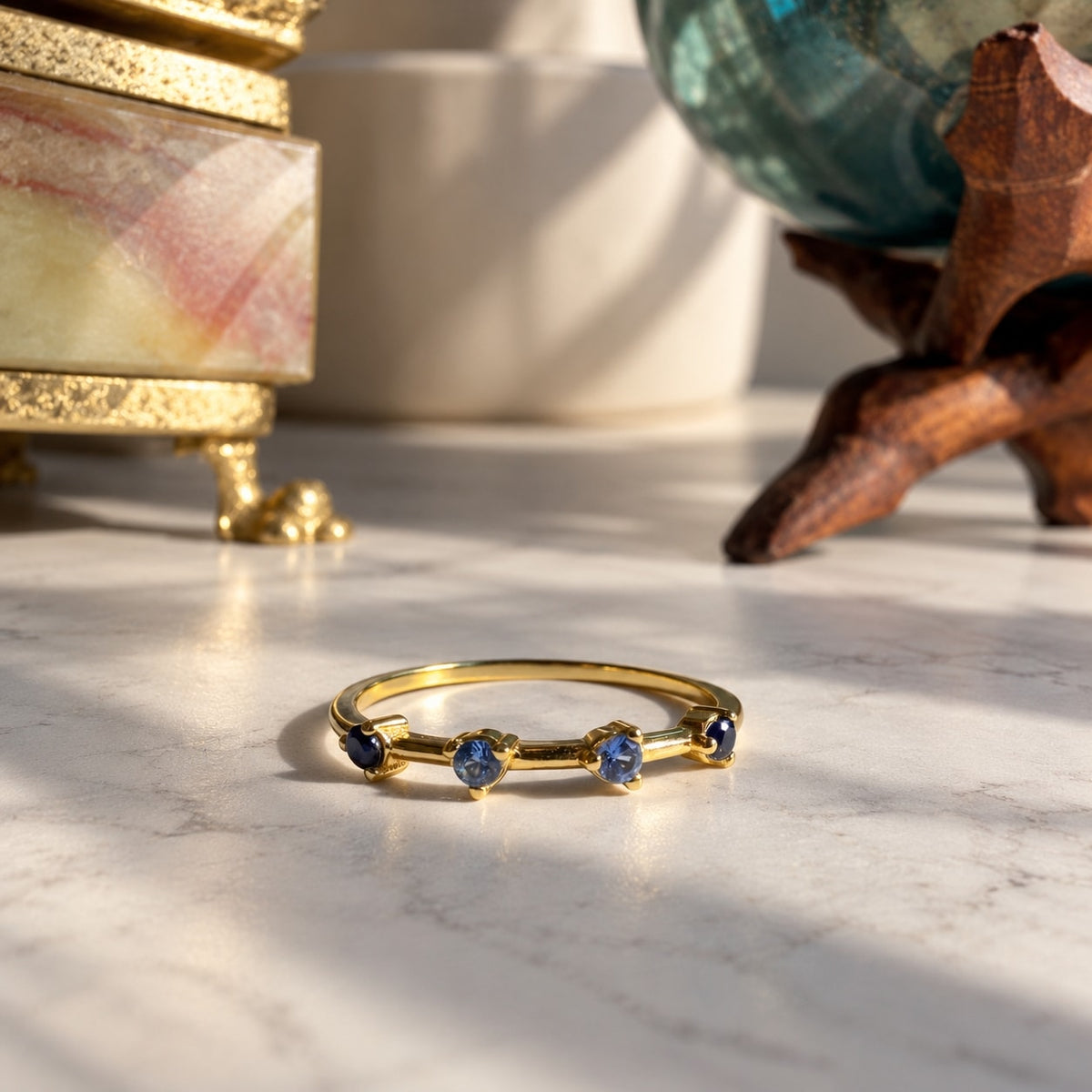 Δαχτυλίδι eternity με Blue Spinel, κοντινή λήψη πετρών — Celestial Steel