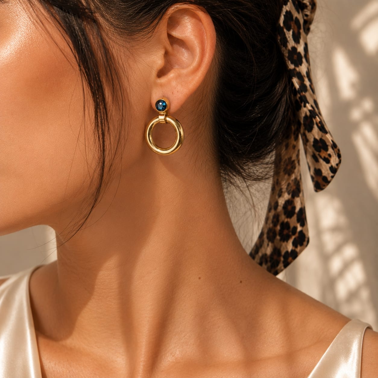 Drop σκουλαρίκια chunky hoop με μπλε ζιργκόν stud φορεμένα, χρυσό ανοξείδωτο ατσάλι — Celestial Steel