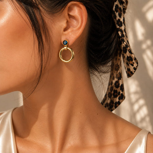 Drop σκουλαρίκια chunky hoop με μπλε ζιργκόν stud φορεμένα, χρυσό ανοξείδωτο ατσάλι — Celestial Steel