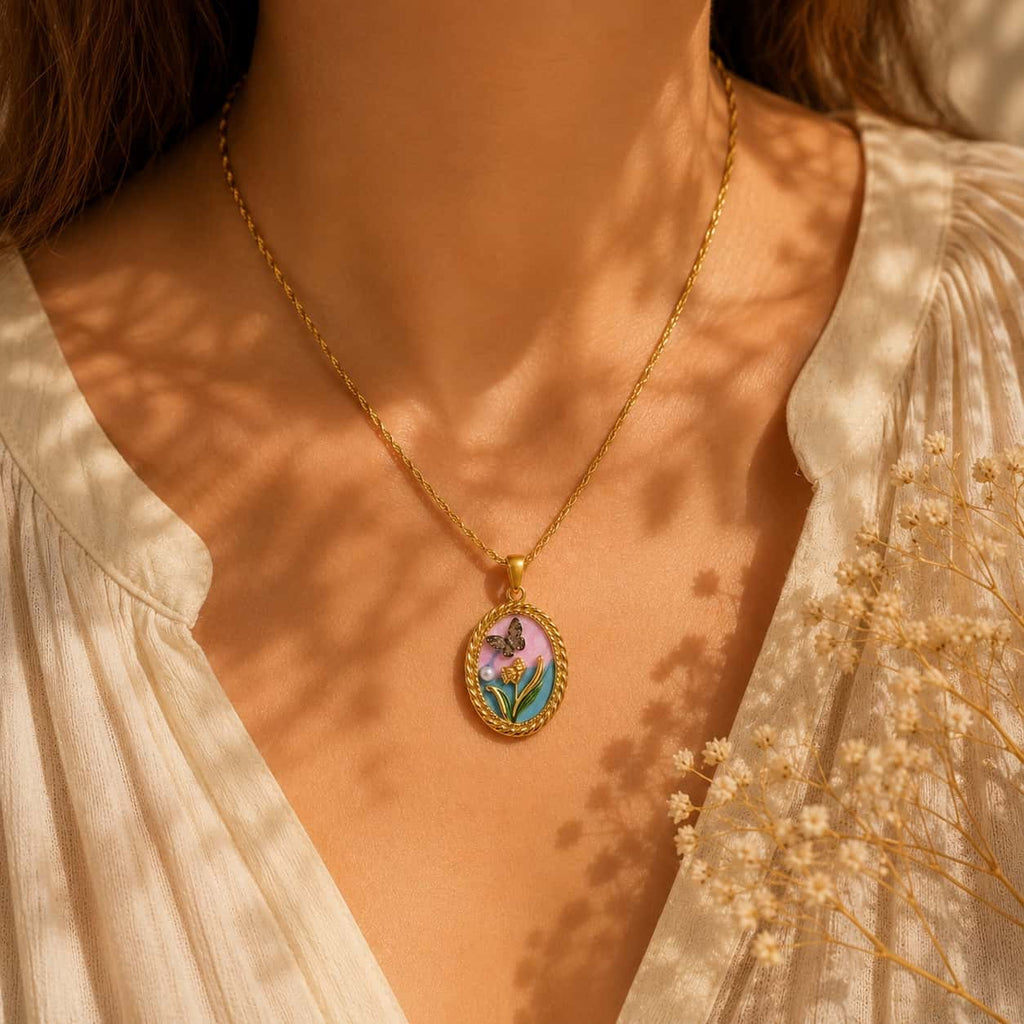 Κολιέ με οβάλ enamel pendant τουλίπα και πεταλούδα φορεμένο, χρυσό ανοξείδωτο ατσάλι — Celestial Steel