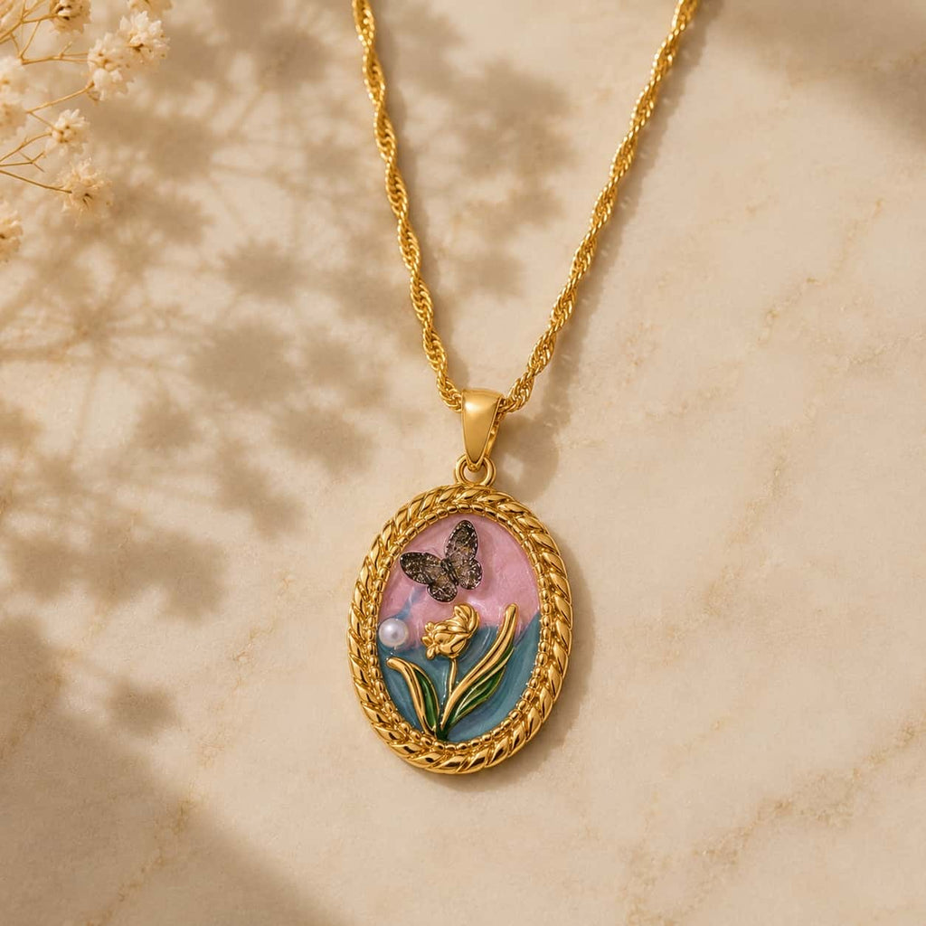 Κολιέ με οβάλ enamel pendant τουλίπα και πεταλούδα σε rope chain, χρυσό ανοξείδωτο ατσάλι, flat lay σε μάρμαρο close up — Celestial Steel