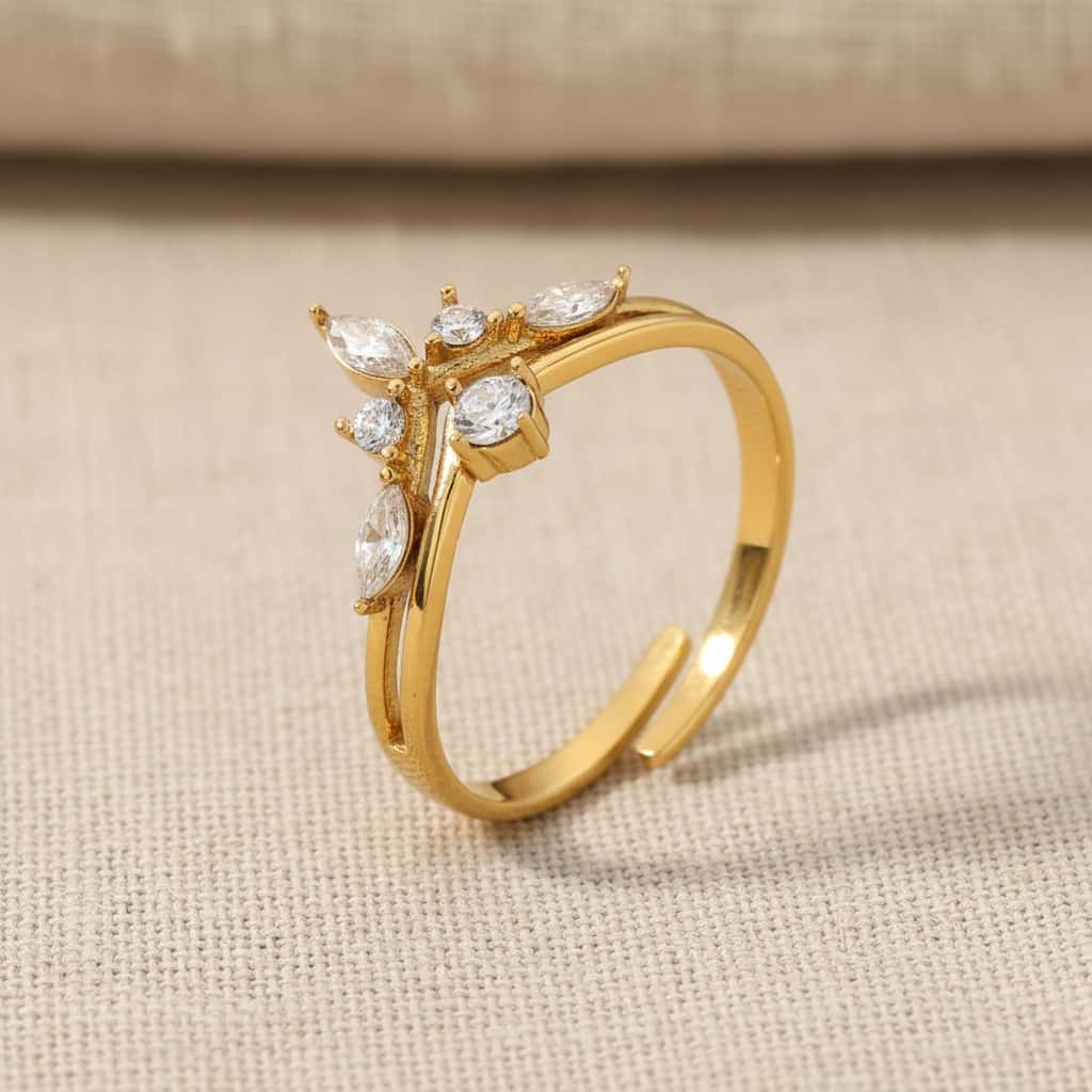 Butterfly marquise ζιρκόν δαχτυλίδι, χρυσό ανοξείδωτο ατσάλι με λευκό ζιρκόν, close-up σε linen — Celestial Steel