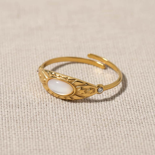 Celestial opal cuff δαχτυλίδι, χρυσό ανοξείδωτο ατσάλι με λευκή opal και star engravings, flat lay σε linen — Celestial Steel