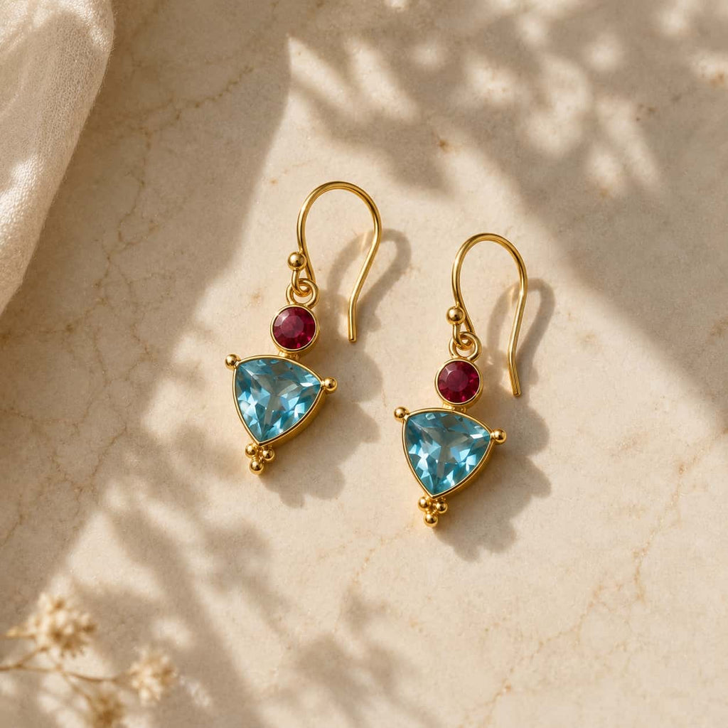 Pink chalcedony και sky blue topaz drop σκουλαρίκια, χρυσό 925 ασήμι χειροποίητο, flat lay σε μάρμαρο — Celestial Steel