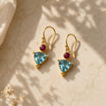 Pink chalcedony και sky blue topaz drop σκουλαρίκια, χρυσό 925 ασήμι χειροποίητο, flat lay σε μάρμαρο — Celestial Steel