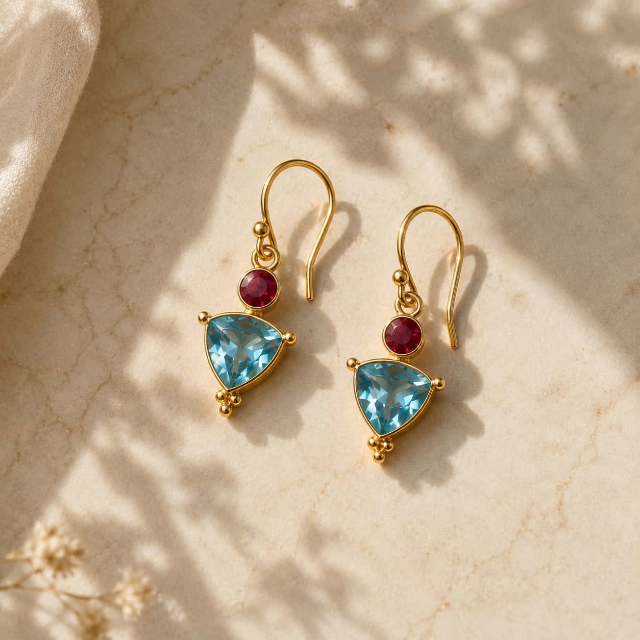 Pink chalcedony και sky blue topaz drop σκουλαρίκια, χρυσό 925 ασήμι χειροποίητο, flat lay σε μάρμαρο — Celestial Steel