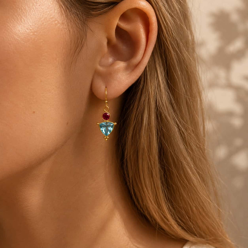 Pink chalcedony και sky blue topaz drop σκουλαρίκια φορεμένα, χρυσό 925 ασήμι χειροποίητο — Celestial Steel