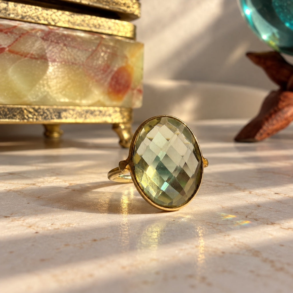 Citrine oval δαχτυλίδι, χρυσό 925 ασήμι χειροποίητο, flat lay σε μάρμαρο — Celestial Steel