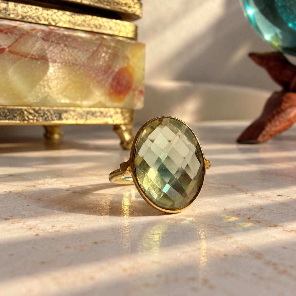 Citrine oval δαχτυλίδι, χρυσό 925 ασήμι χειροποίητο, flat lay σε μάρμαρο — Celestial Steel