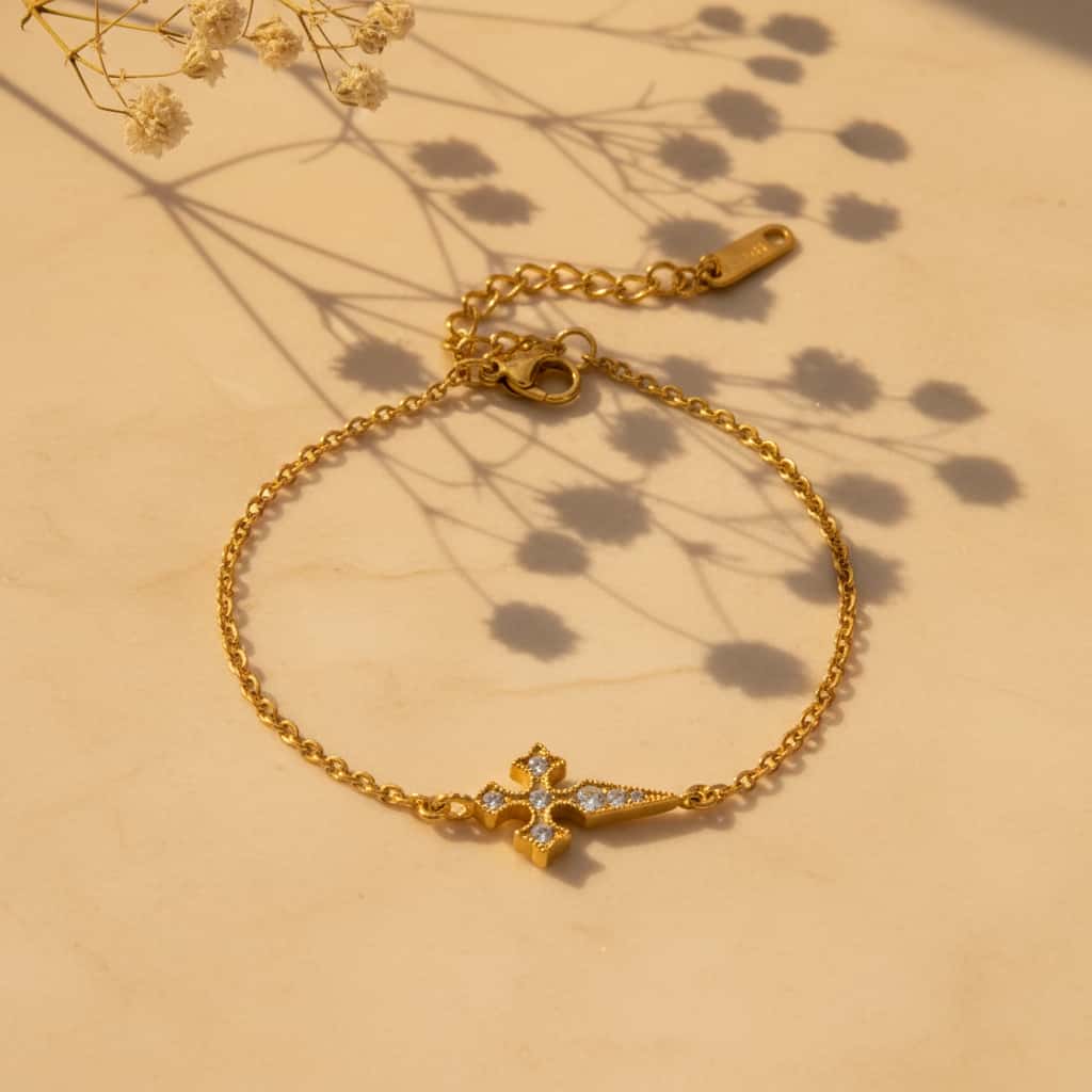 Βραχιόλι με gothic cross pendant και λευκό ζιργκόν σε cable chain, χρυσό ανοξείδωτο ατσάλι, lifestyle με gypsophila — Celestial Steel