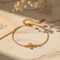 Βραχιόλι με gothic cross pendant ζιργκόν σε cable chain, lifestyle με μάρμαρο και gypsophila — Celestial Steel