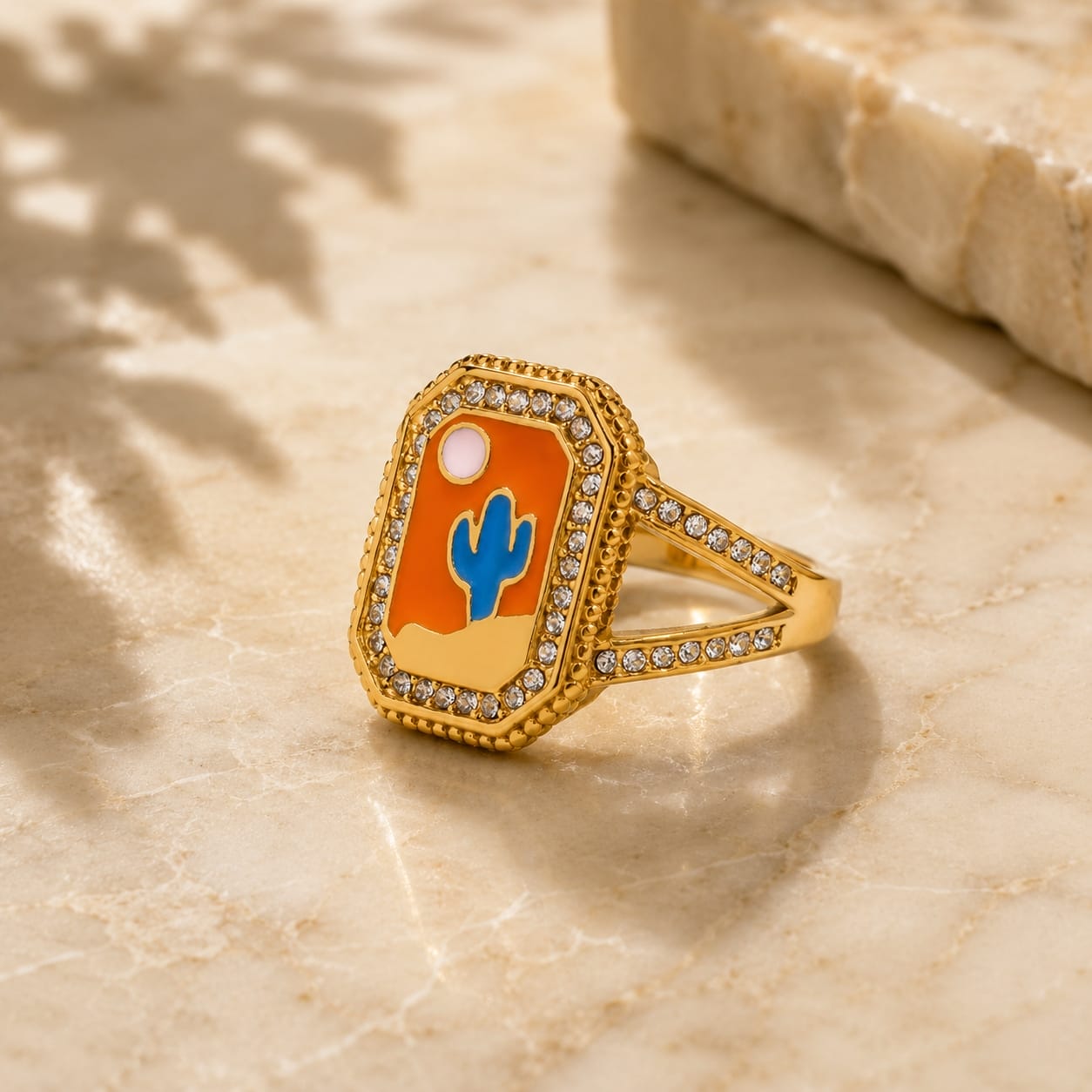 Signet δαχτυλίδι με enamel κάκτο και ζιργκόν σε χρυσό ανοξείδωτο ατσάλι, lifestyle σε marble — Celestial Steel