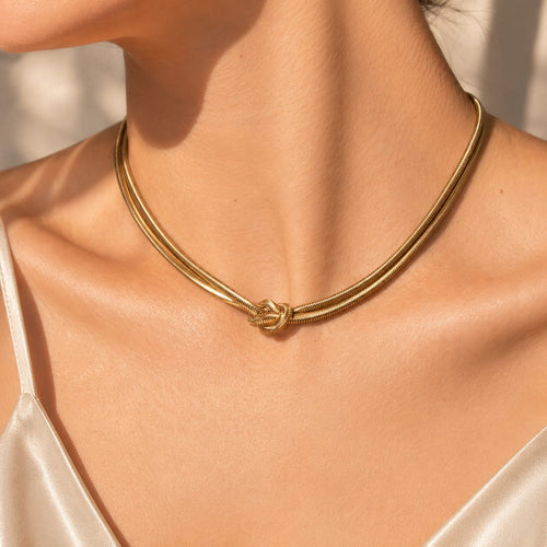 Double herringbone knot κολιέ φορεμένο, χρυσό ανοξείδωτο ατσάλι — Celestial Steel