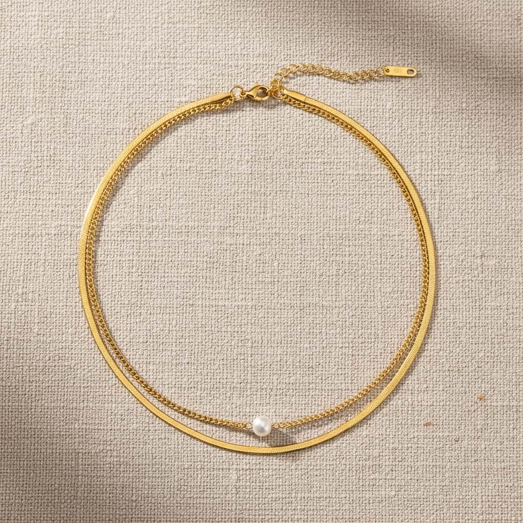 Διπλό κολιέ herringbone και curb με πέρλα σε linen φόντο — Celestial Steel