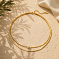 Διπλό κολιέ herringbone και curb με πέρλα σε travertine επιφάνεια — Celestial Steel