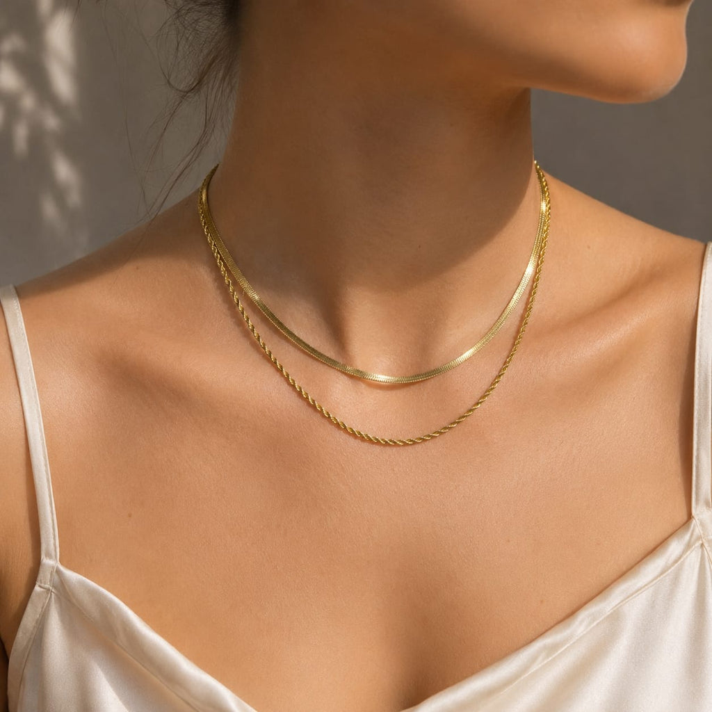 Double layer herringbone και rope chain κολιέ φορεμένο, χρυσό ανοξείδωτο ατσάλι — Celestial Steel