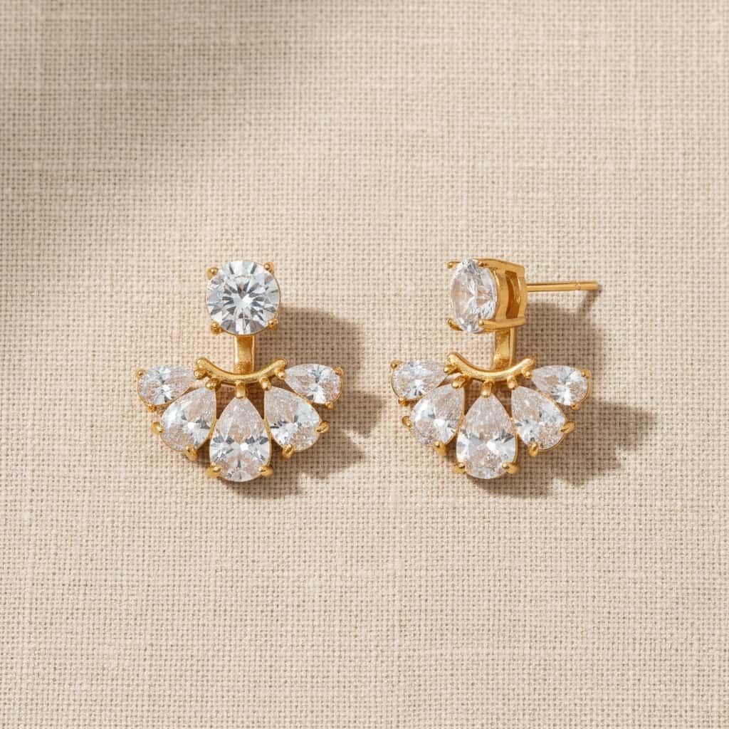 Flat lay σκουλαρικιών ear jacket με round και pear ζιργκόν, χρυσό ανοξείδωτο ατσάλι — Celestial Steel
