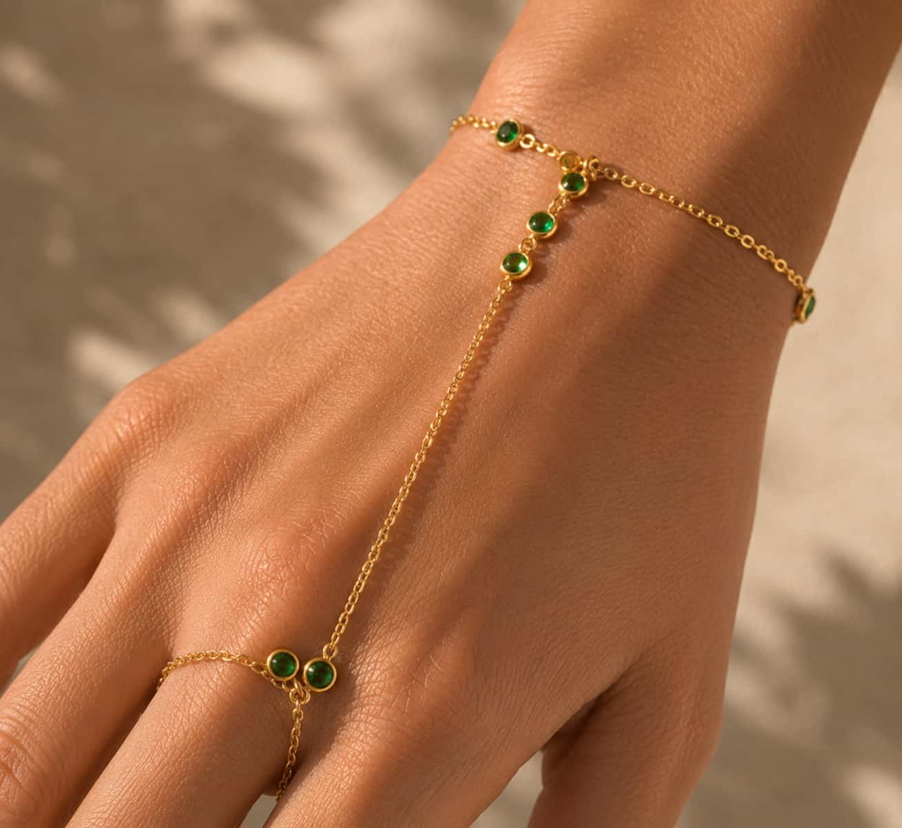 Emerald ζιρκόν hand chain βραχιόλι φορεμένο, χρυσό ανοξείδωτο ατσάλι με πράσινο ζιρκόν — Celestial Steel