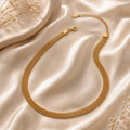 Flat mesh choker κολιέ, χρυσό ανοξείδωτο ατσάλι, flat lay σε σατέν — Celestial Steel
