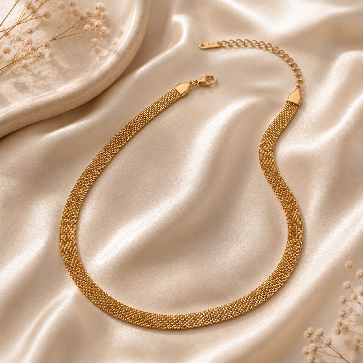 Flat mesh choker κολιέ, χρυσό ανοξείδωτο ατσάλι, flat lay σε σατέν — Celestial Steel