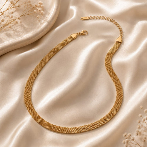 Flat mesh choker κολιέ, χρυσό ανοξείδωτο ατσάλι, flat lay σε σατέν — Celestial Steel