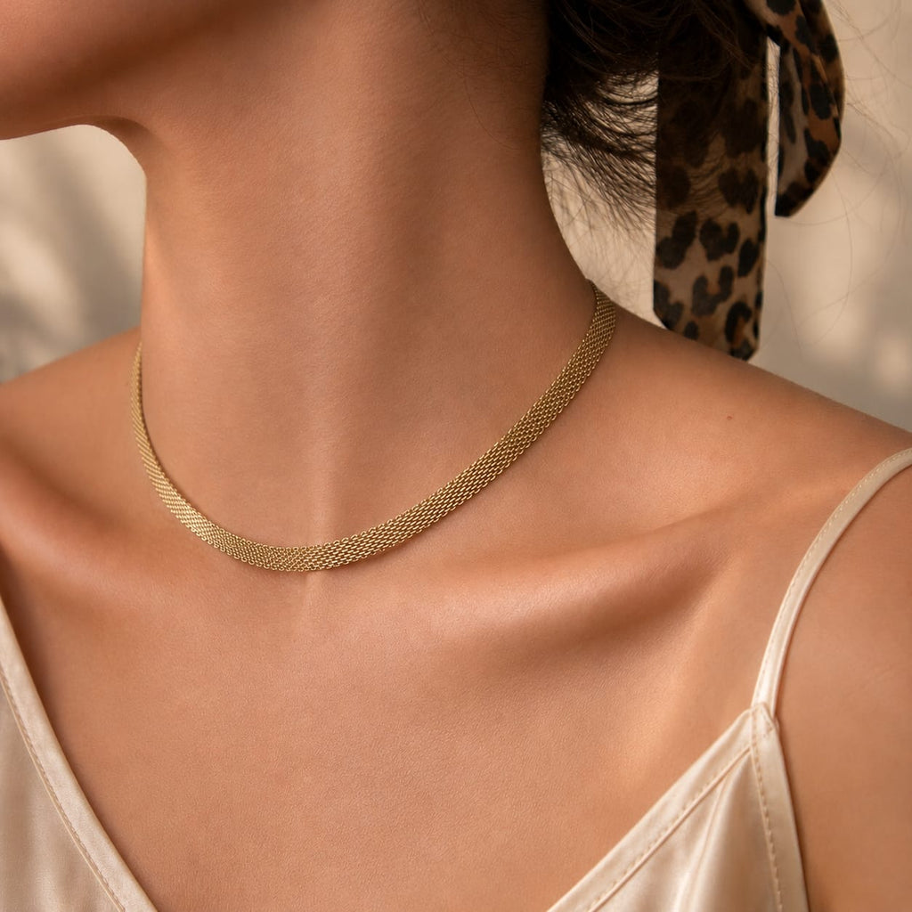 Flat mesh choker κολιέ φορεμένο στον λαιμό, χρυσό ανοξείδωτο ατσάλι — Celestial Steel