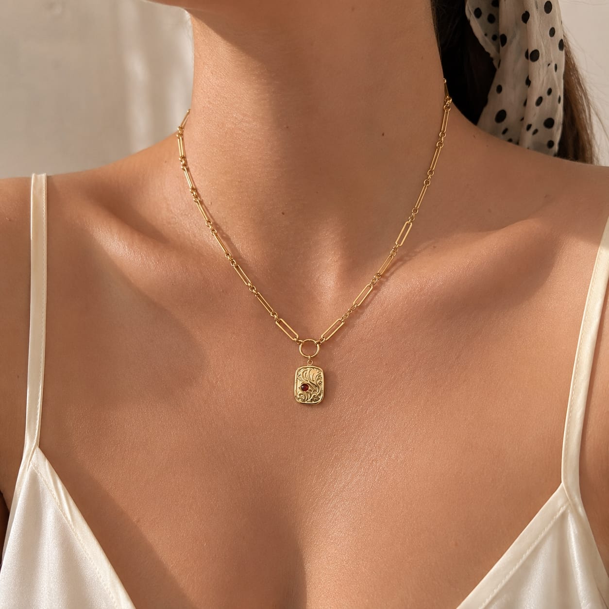 Κολιέ paperclip chain με embossed medallion charm και κόκκινη πέτρα φορεμένο, χρυσό ανοξείδωτο ατσάλι — Celestial Steel