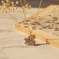 Κολιέ floral charm με λουλούδια ζιργκόν και πασχαλίτσα ροζ ζιργκόν, lifestyle με μάρμαρο και gypsophila — Celestial Steel