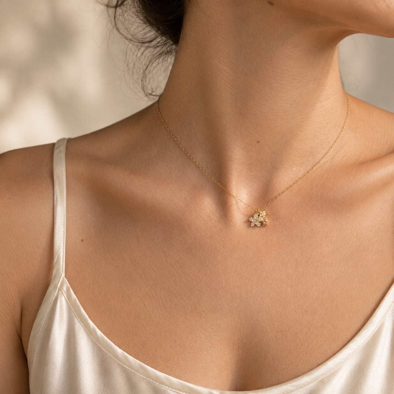 Κολιέ floral charm με λουλούδια ζιργκόν και πασχαλίτσα ροζ ζιργκόν, lifestyle  — Celestial Steel