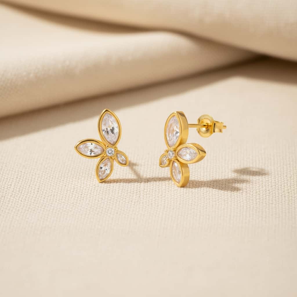 Σκουλαρίκια studs λουλούδι με λευκό ζιργκόν — Celestial Steel 