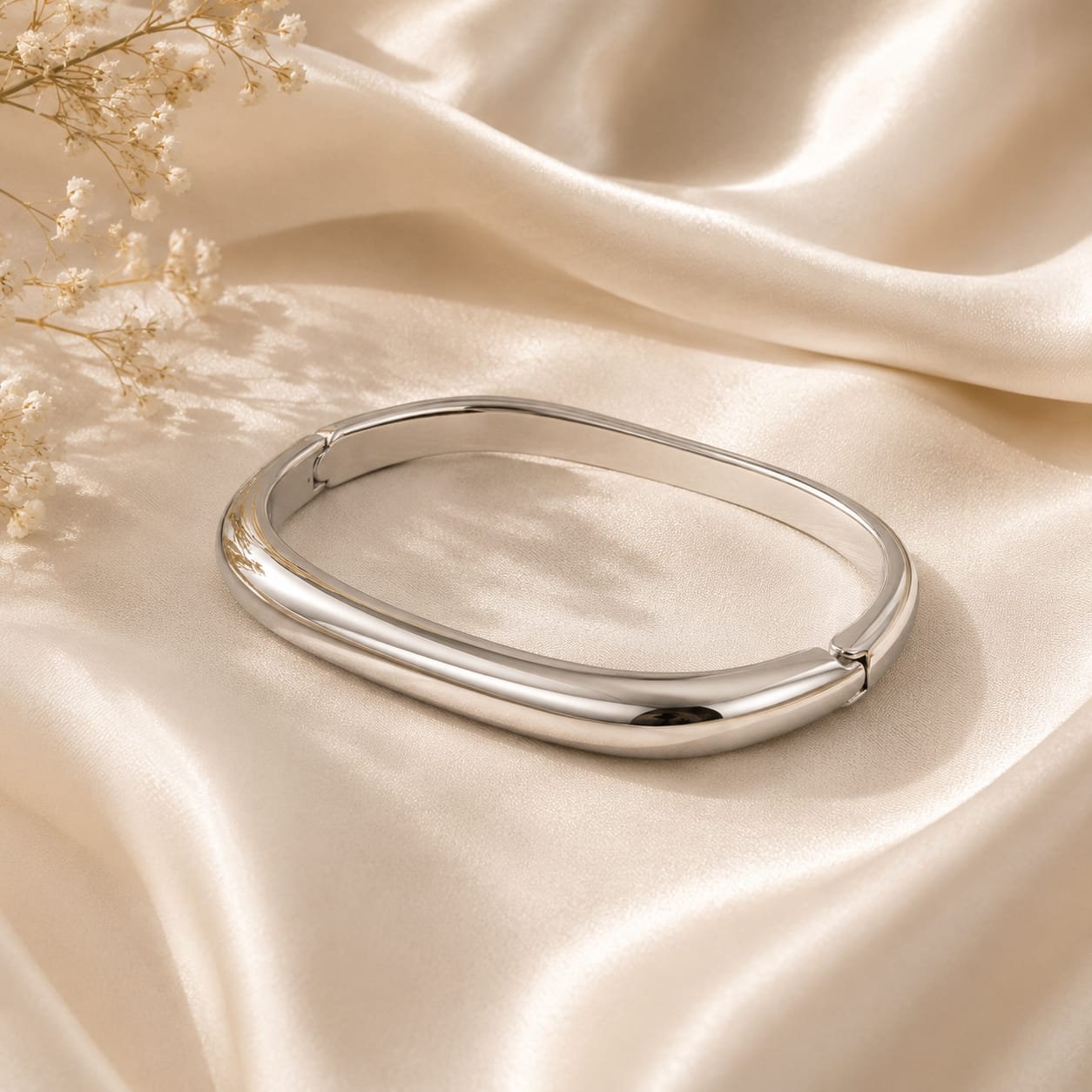 Geometric squircle bangle βραχιόλι, ασημί ανοξείδωτο ατσάλι, flat lay σε σατέν — Celestial Steel