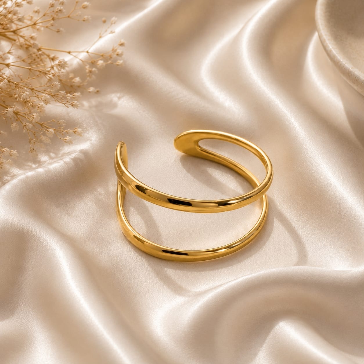 Double-layer open cuff βραχιόλι, χρυσό ανοξείδωτο ατσάλι, flat lay σε σατέν — Celestial Steel