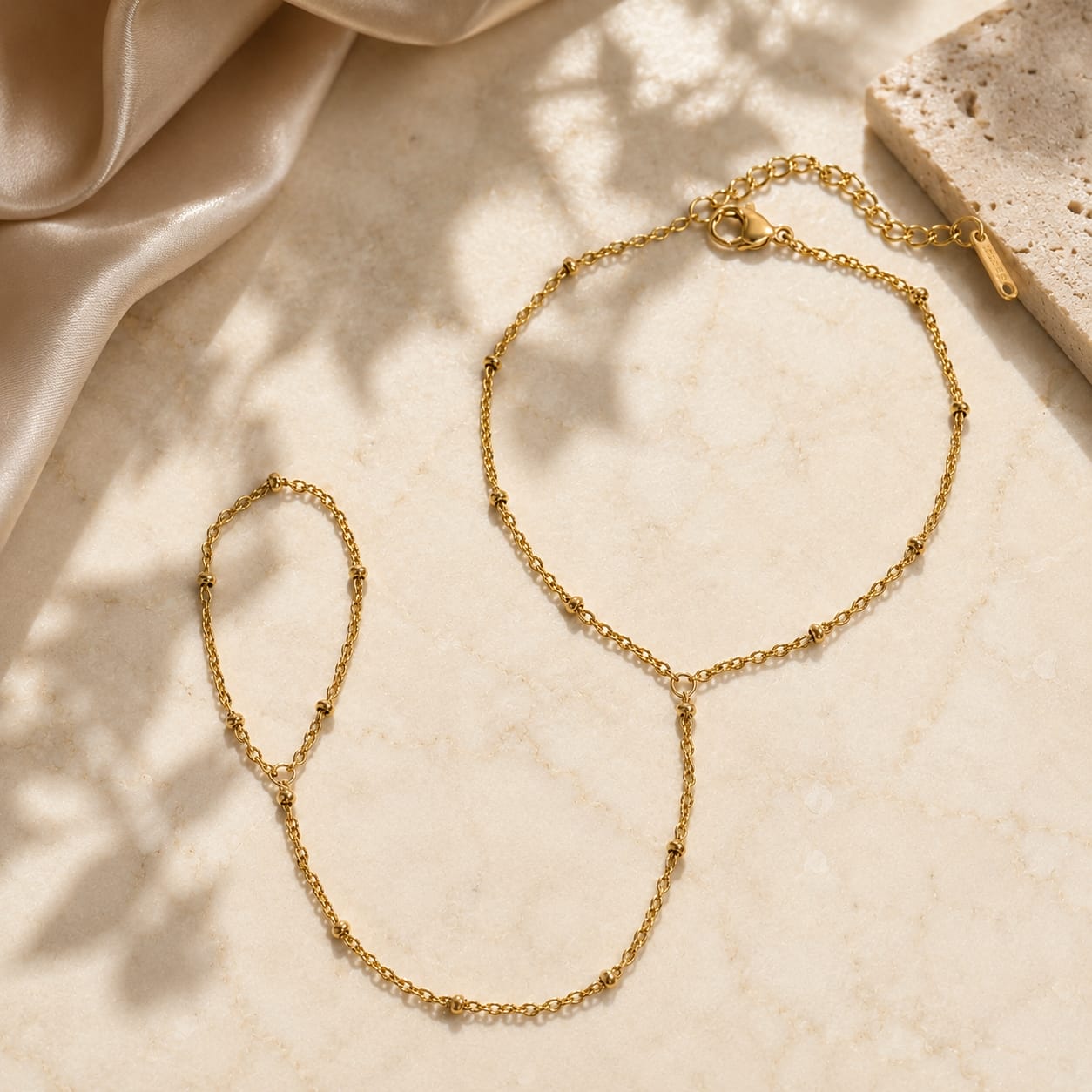 Ring bracelet hand chain χρυσό και ασημί, ανοξείδωτο ατσάλι 18Κ, flat lay σε μάρμαρο — Celestial Steel