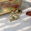 Χρυσά vintage σκουλαρίκια με πράσινο οπάλιο Cabochon, πέρλες και ζιργκόν σε μαρμάρινη επιφάνεια — Celestial Steel