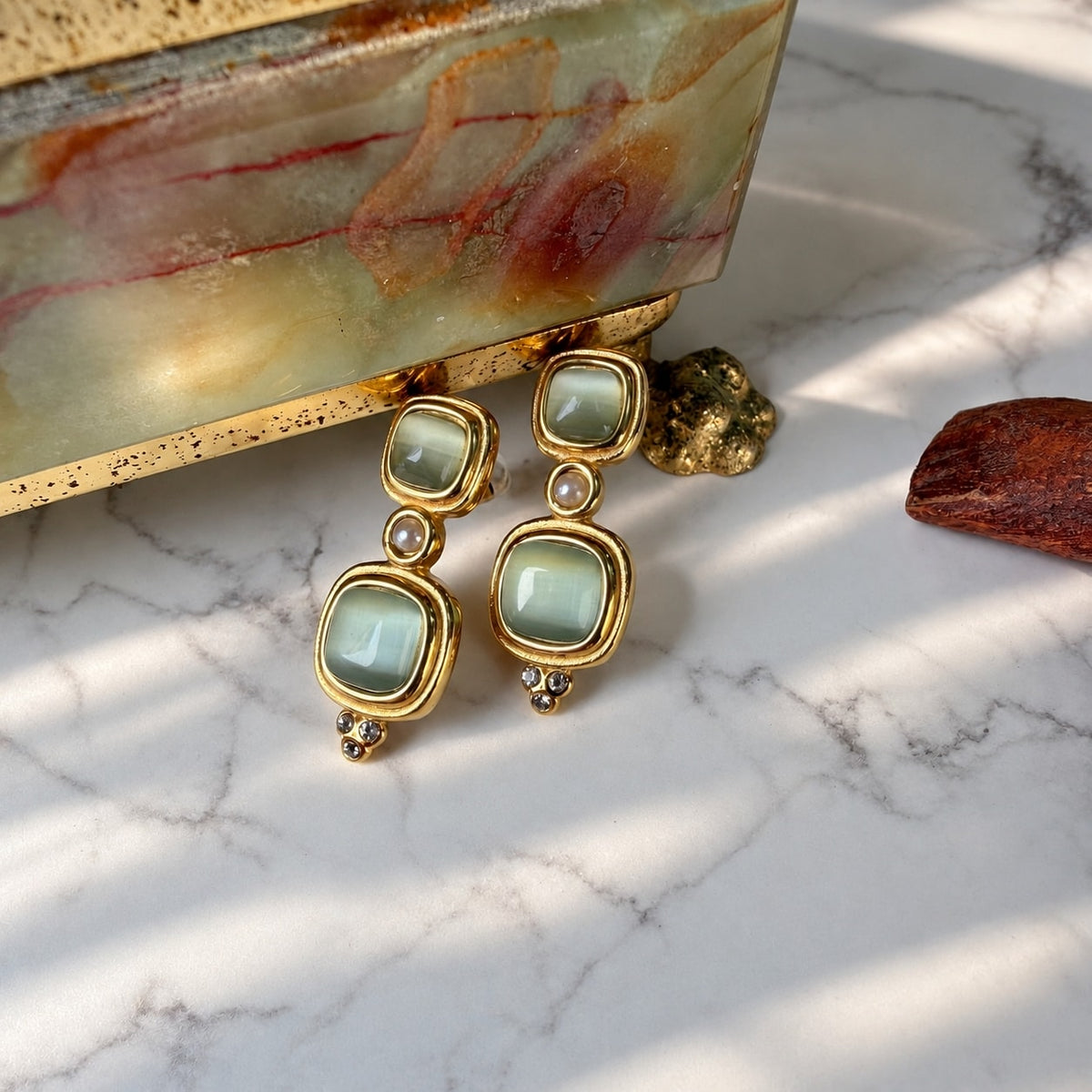 Χρυσά vintage σκουλαρίκια με πράσινο οπάλιο Cabochon, πέρλες και ζιργκόν σε μαρμάρινη επιφάνεια — Celestial Steel