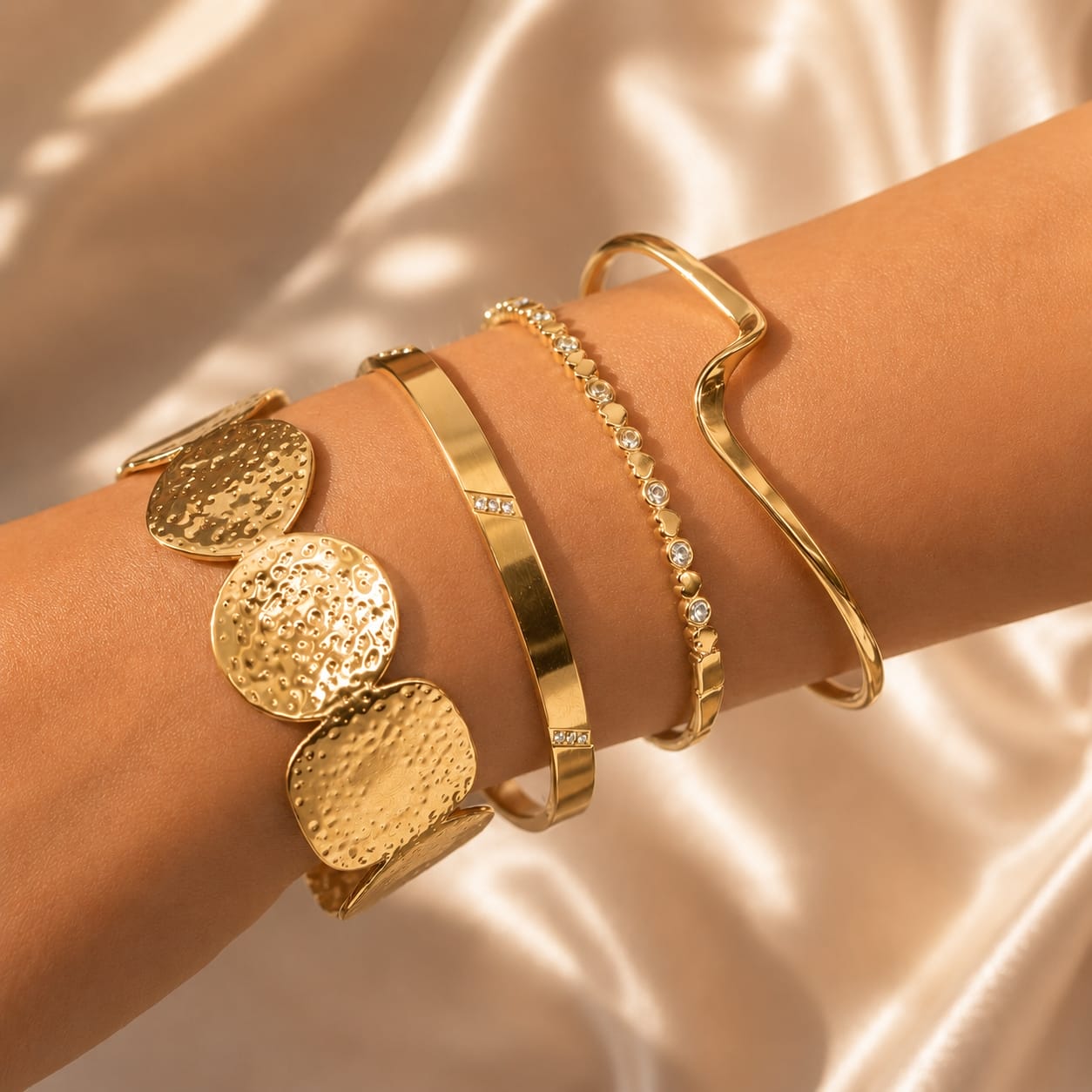 Βραχιόλι cuff με hammered oval discs φορεμένο stacked, χρυσό ανοξείδωτο ατσάλι — Celestial Steel