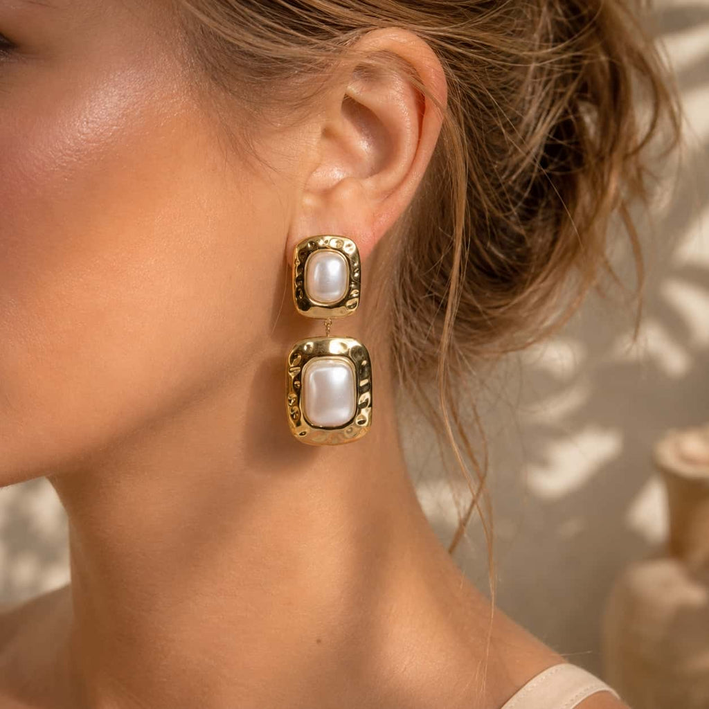 Σκουλαρίκια drop hammered freshwater pearl, χρυσό ανοξείδωτο ατσάλι, lifestyle φορεμένα — Celestial Steel