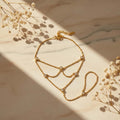 Ring bracelet hand chain με λευκά ζιργκόν σε cable chain, χρυσό ανοξείδωτο ατσάλι, flat lay σε μάρμαρο — Celestial Steel