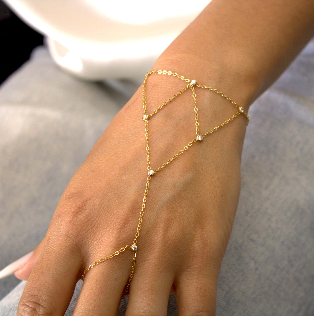 Ring bracelet hand chain με λευκά ζιργκόν bezel-set σε cable chain, χρυσό ανοξείδωτο ατσάλι, φορεμένο — Celestial Steel