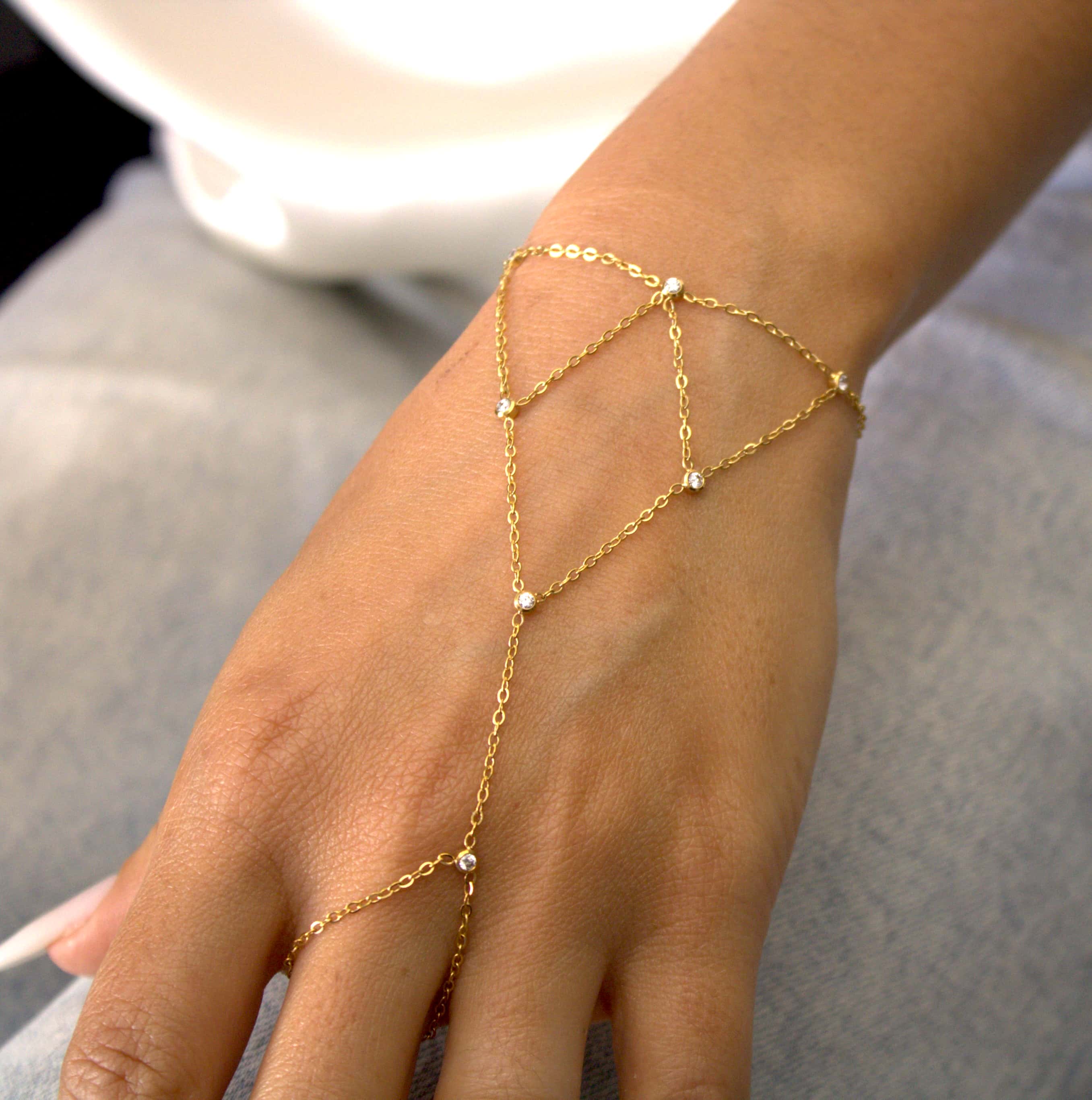 Ring bracelet hand chain με λευκά ζιργκόν bezel-set σε cable chain, χρυσό ανοξείδωτο ατσάλι, φορεμένο — Celestial Steel