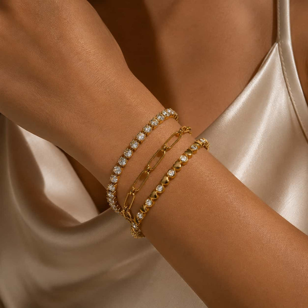 Bangle βραχιόλι με heart motifs και λευκό ζιργκόν φορεμένο στον καρπό με stacking, χρυσό ανοξείδωτο ατσάλι — Celestial Steel