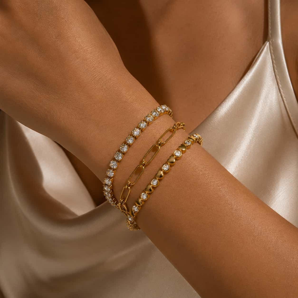 Bangle βραχιόλι με heart motifs και λευκό ζιργκόν φορεμένο στον καρπό με stacking, χρυσό ανοξείδωτο ατσάλι — Celestial Steel