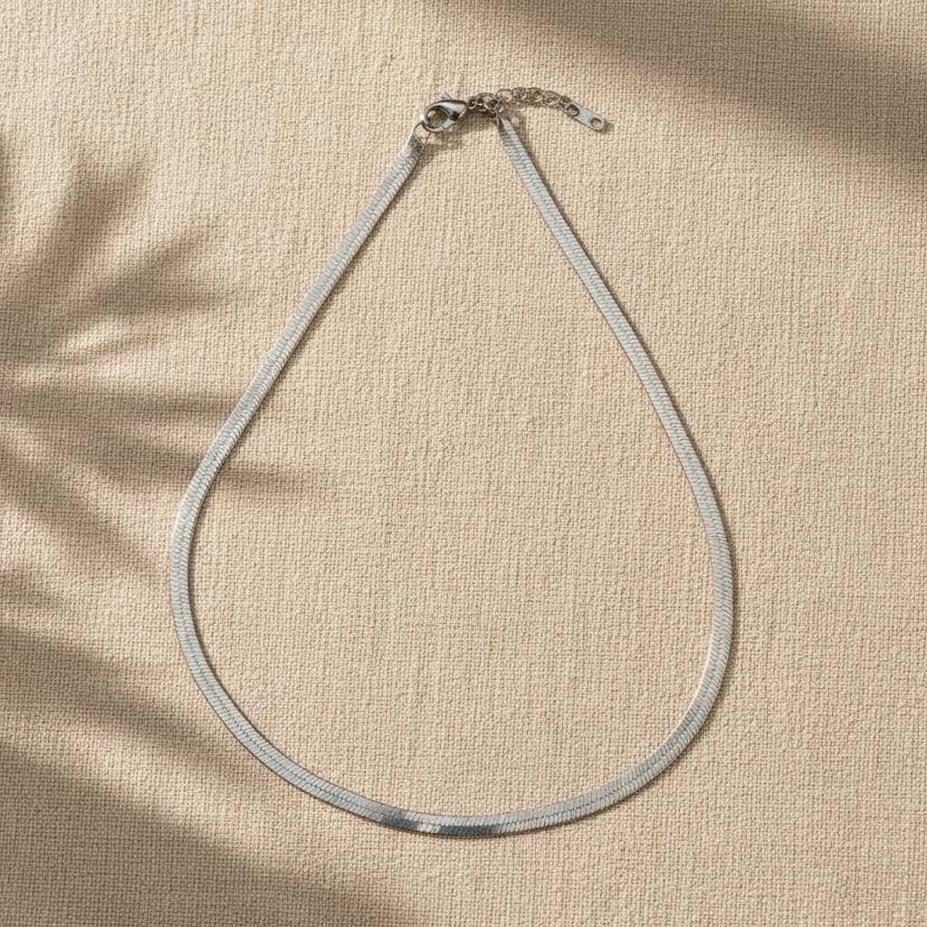Ασιμί κολιέ snake chain σε beige υφασμένο φόντο — Celestial Steel
