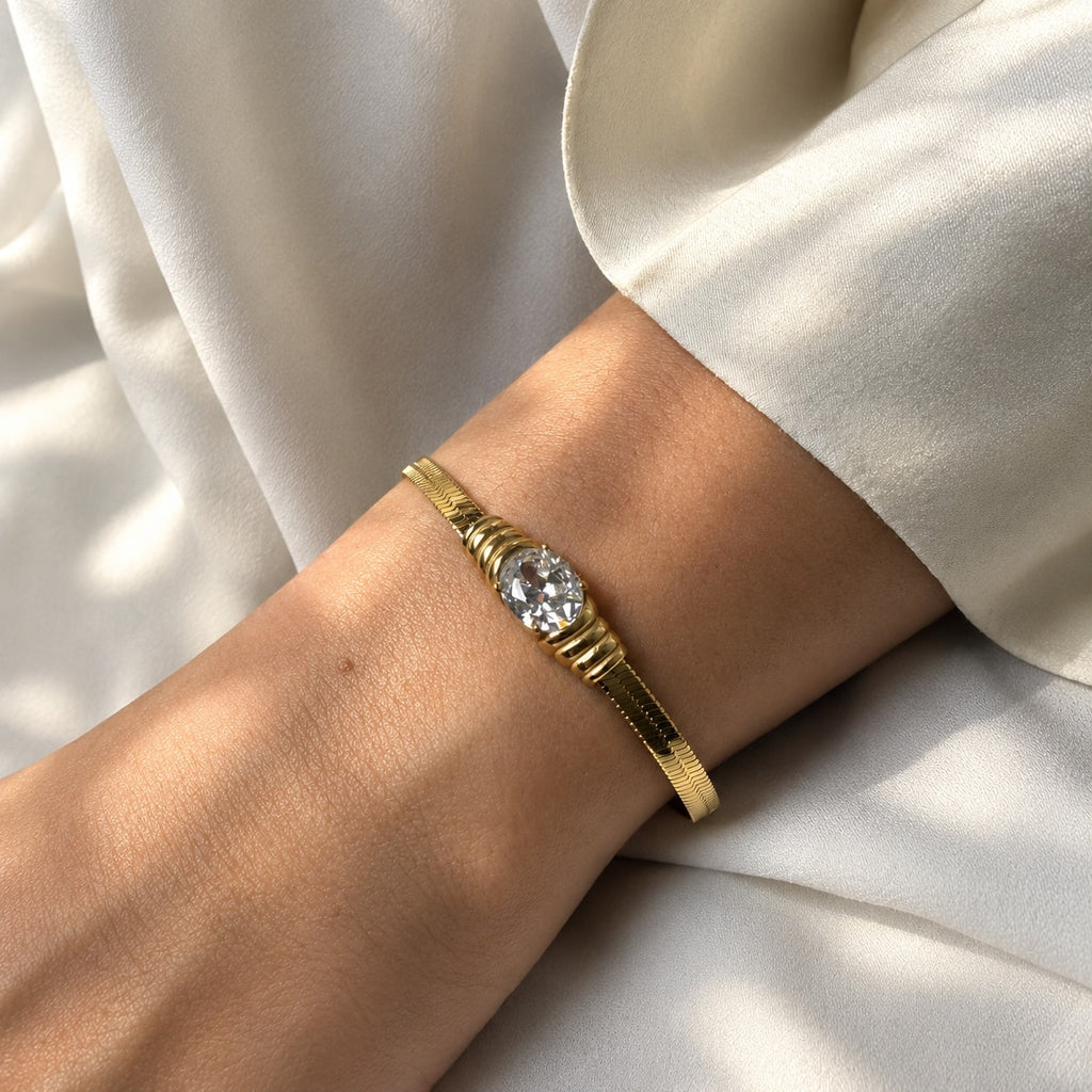 Χρυσό βραχιόλι snake με λευκό ζιργκόν φορεμένο στον καρπό — Celestial Steel