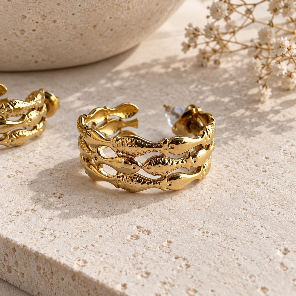Χρυσοί κρίκοι C-shape filigree σε travertine επιφάνεια — Celestial Steel